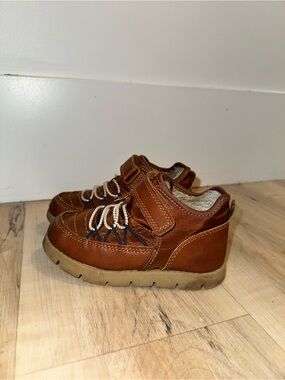 OshKosh kids boot with faux fur